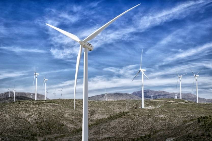 Un parc éolien en montagne