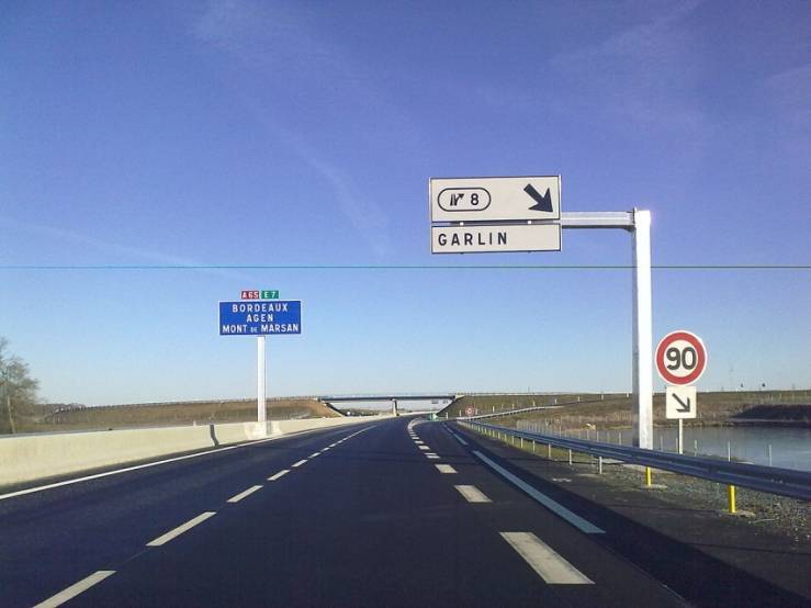 Vue de l'autoroute A65. 