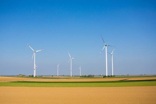 groupe éoliennes champs - 600