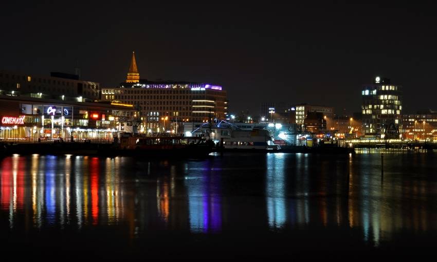 Vue de Kiel en Allemagne de nuit. 