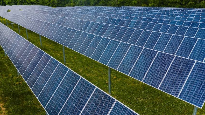 Dev'Enr développe des centrales solaires au sol, en toiture et en ombrières de parking. ©Creative Commons Licence