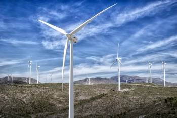 Un parc éolien en montagne