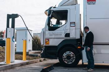 Chargepoly opère des infrastructures de recharge rapide à destination des plateformes logistiques, des flottes professionnelles ou des méga-hubs publics. ©Chargepoly