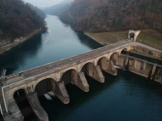 Les centrales hydroélectriques assurent un approvisionnement en énergie renouvelable.