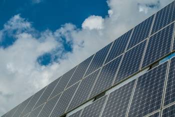 Les panneaux photovoltaïques fournissent une énergie solaire renouvelable.