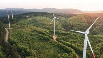 Un champs d'éoliennes détenu par ERG.