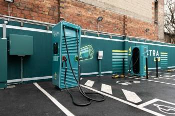 La jeune pousse francilienne Electra, qui dispose de 50 points de charge installés dans l'Hexagone, compte en déployer plus de 8 000 à horizon 2030. ©Electra
