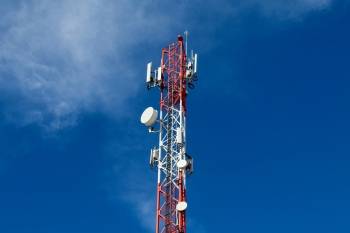 Une tour de télécommunication.